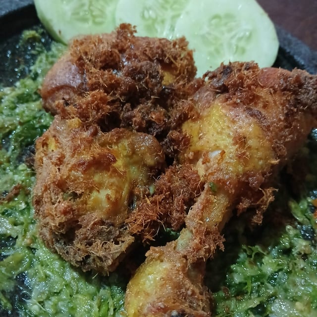 Ayam Goreng Lengkuas atau Ayam Laos